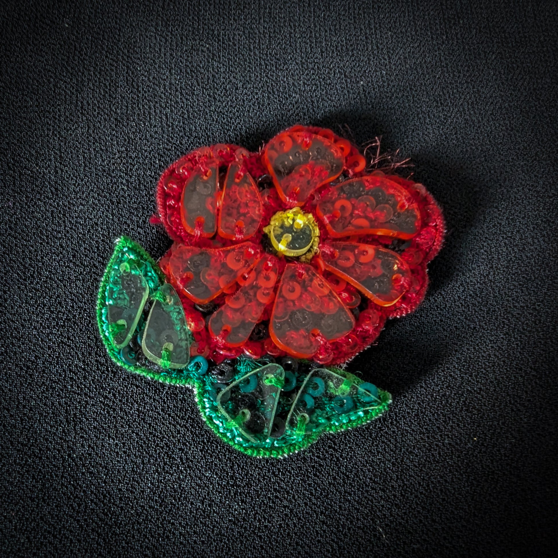 D&G red flower patch with sequins, mosaic petals, green leaves, and yellow center, 4x4 cm.