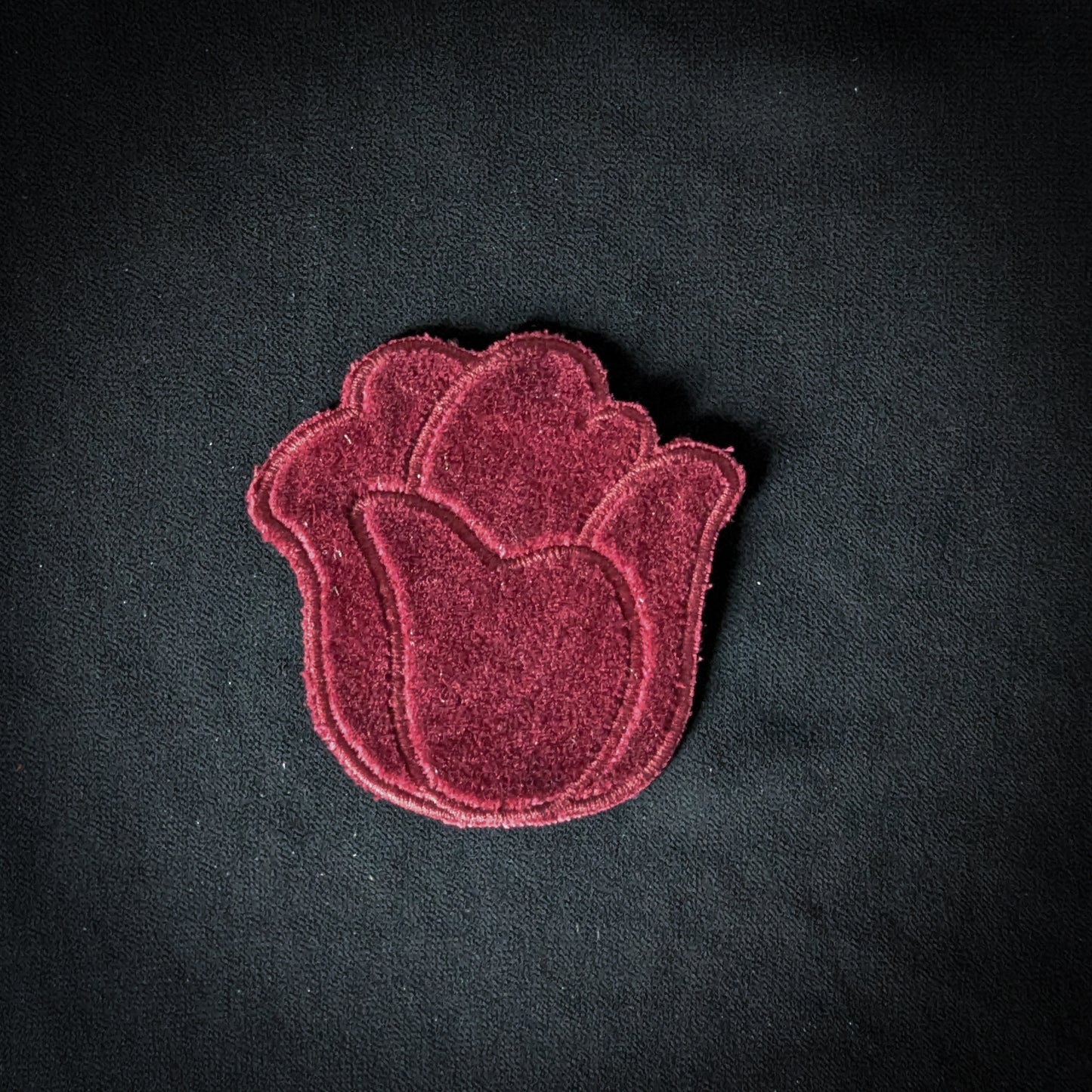 D&G red velvet tulip patch, 7x7 cm, with embroidered edges on a dark background.