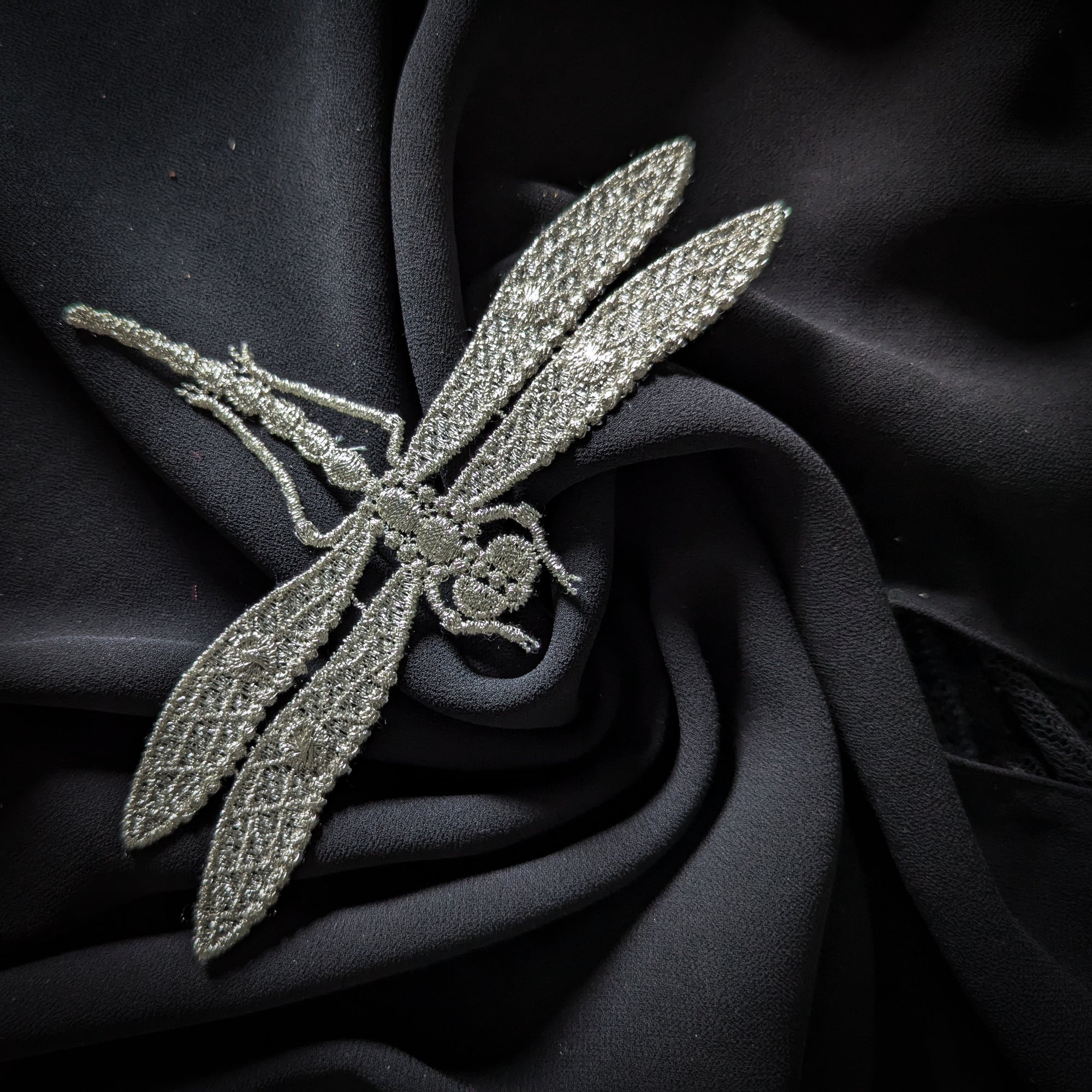 L4X3X014 Aufnäher D&amp;G Libelle in silber 9 cm x 15 cm