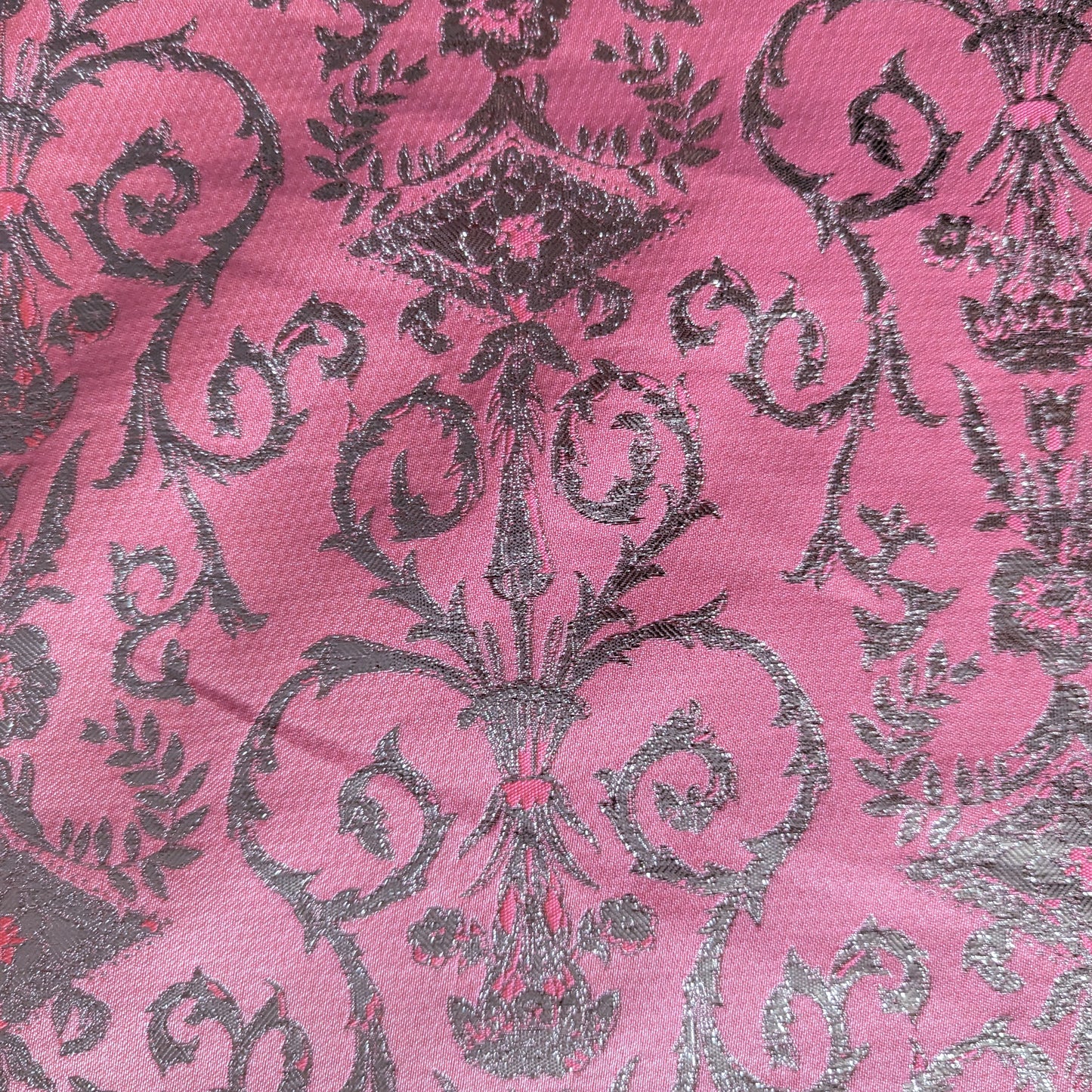 Brokat · Doubleface · Seide, Polyester, Lurex · Ornament · Pink und Silbertöne · 150 cm · 130 g/m² · Meterware