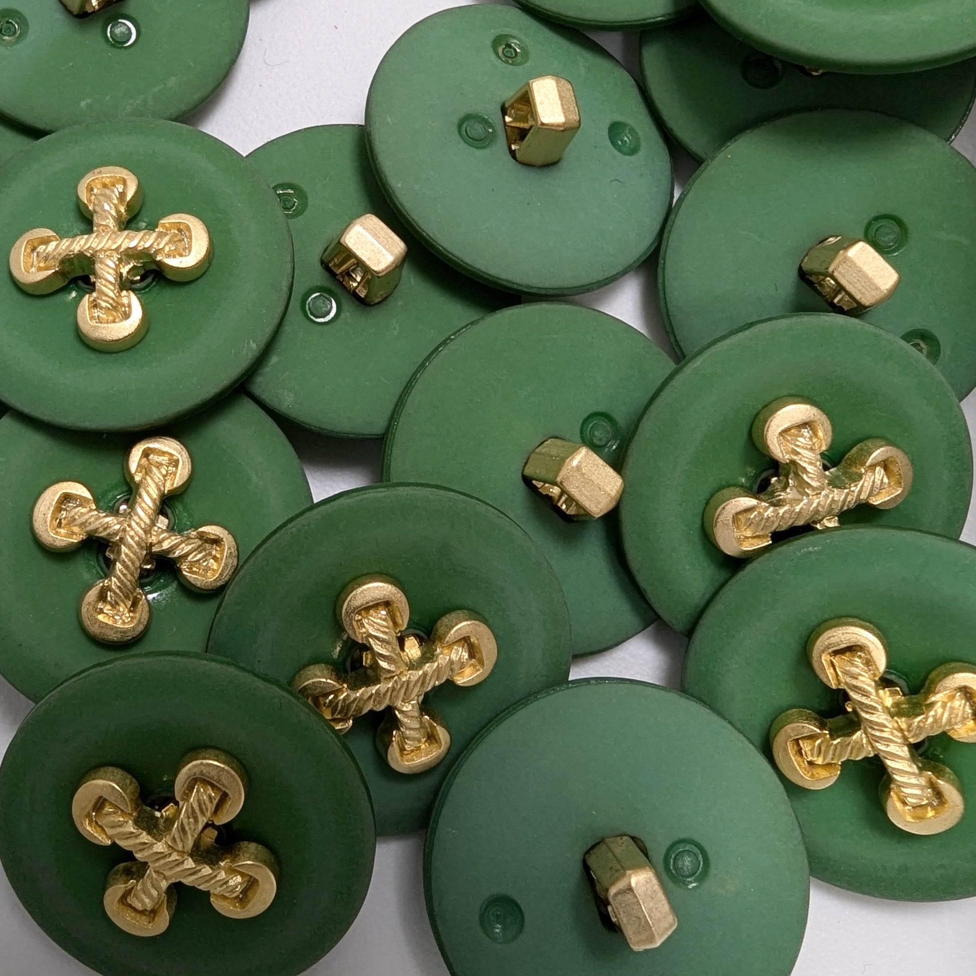 Matte green buttons with shiny gold-tone metal cross-knot accents, approximately 2.3 cm.