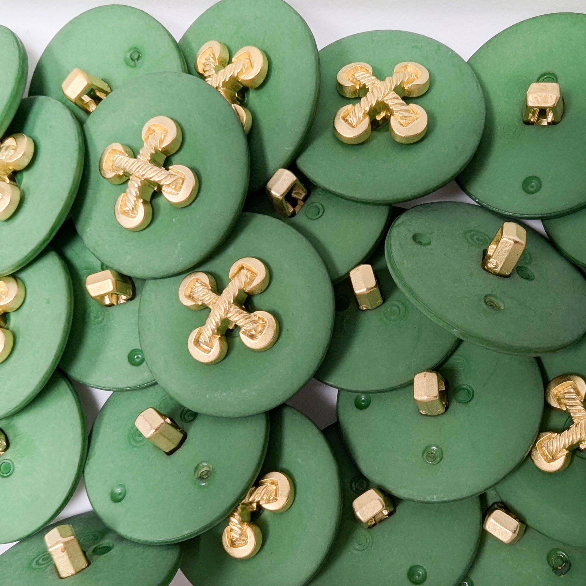 Six 3cm hellersgrün buttons with decorative gold metal knot elements.
