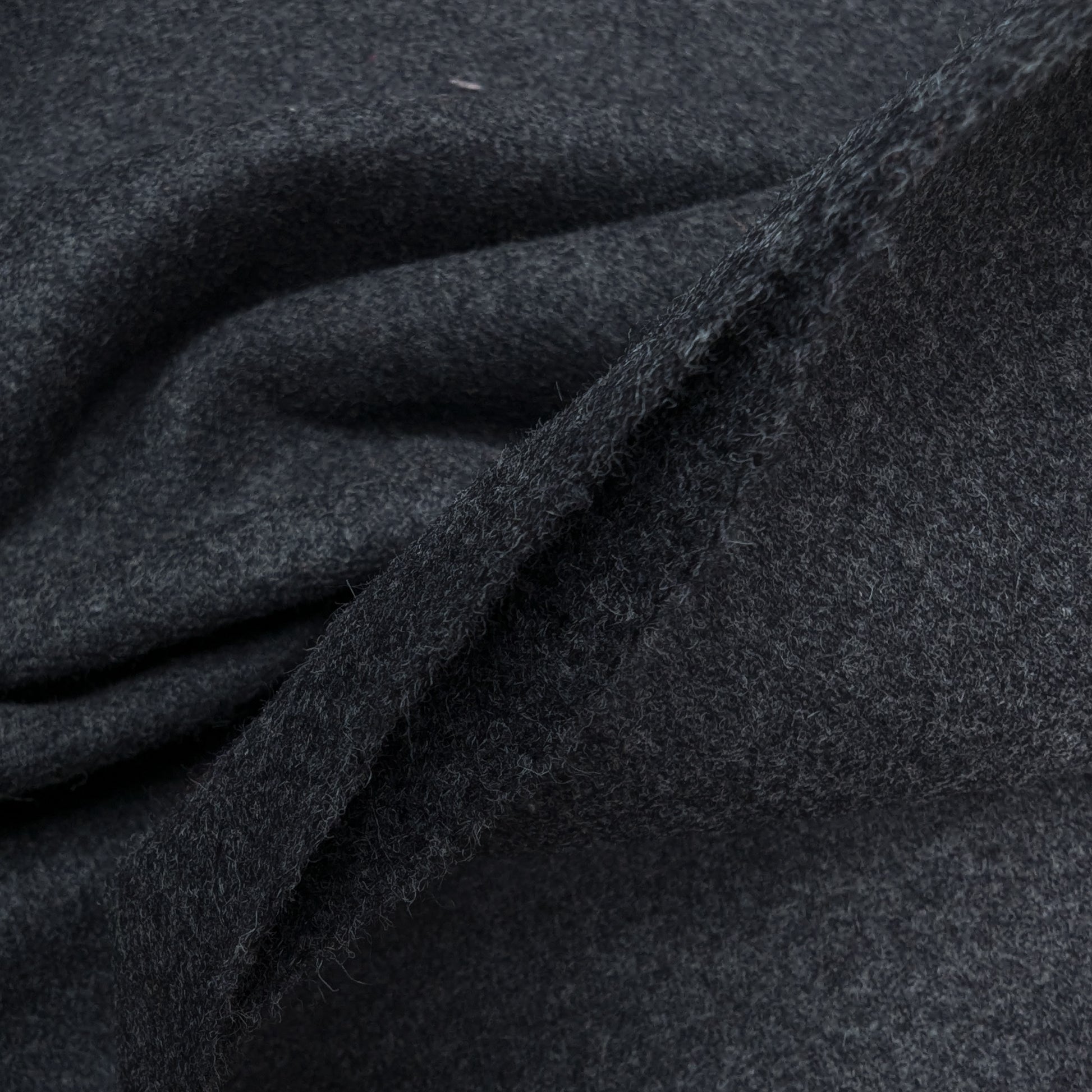 Dunkelgraue Doubleface Wolle-Kaninchen-Deadstock-Meterware, 135 cm breit, mit weicher Textur.