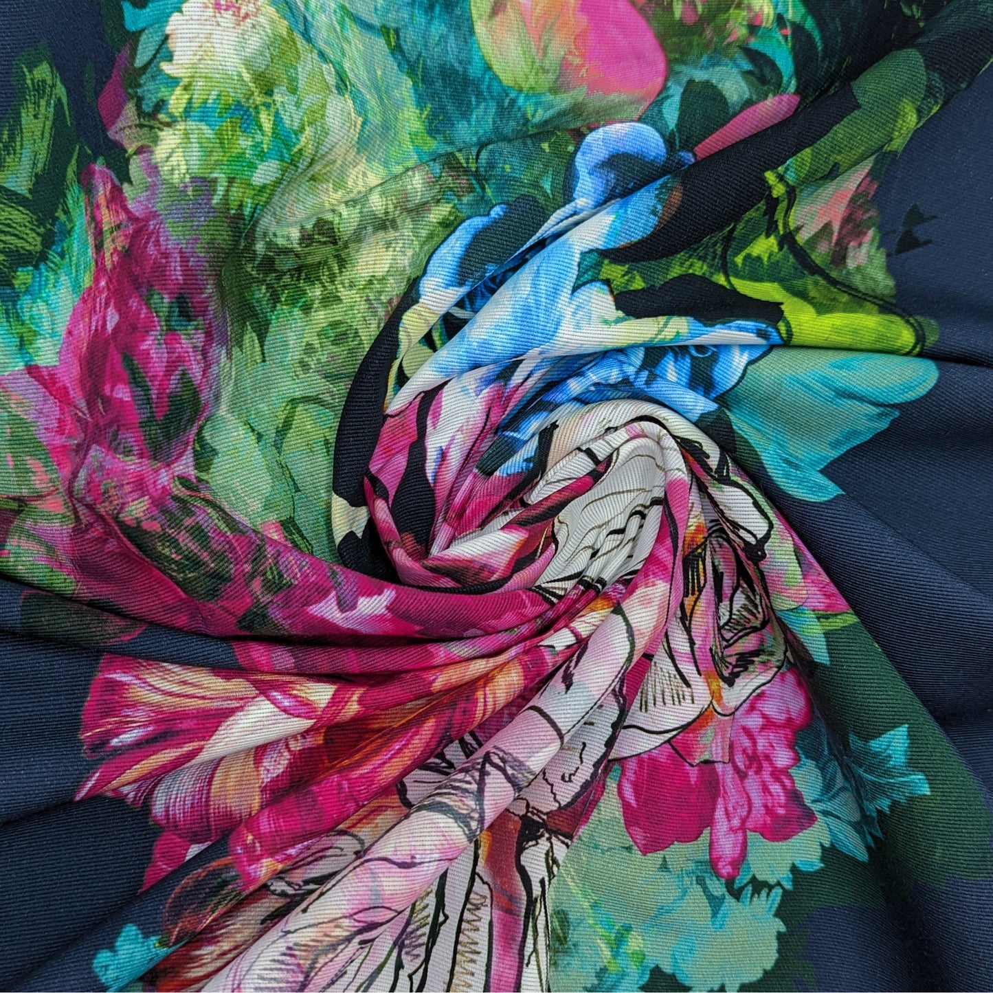 Mehrfarbiges Designer Deadstock Denim Panel mit lebhaftem Blumenmuster in Pink, Blau, Grün auf dunklem Grund.