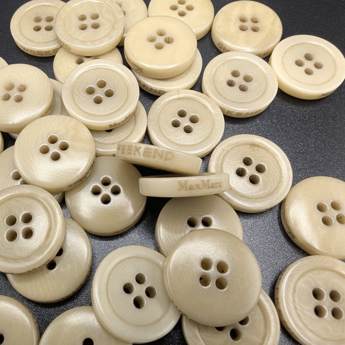 M1X2X002 Knopf Max Mar* Weekend glänzend ca. 1,4 cm Durchmesser 4 Loch mit Logo