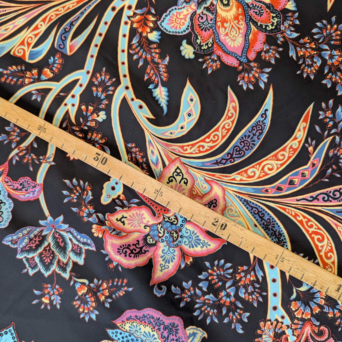 Windbreaker · Polyester · Paisley · Schwarz und bunt · 150×145 cm · 80 g/m² · Einzelstück