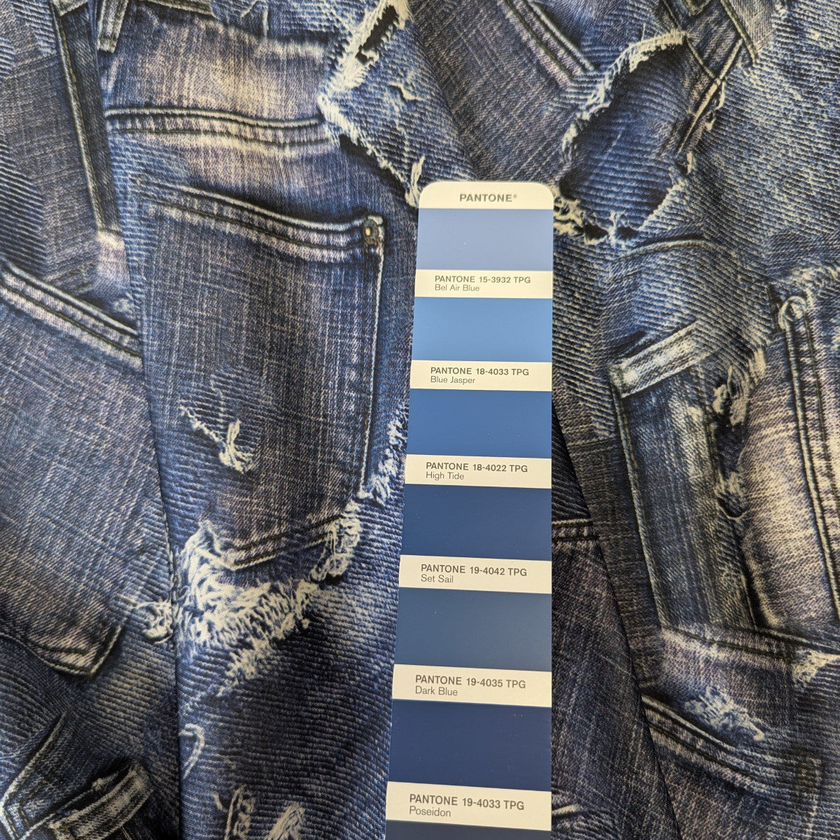Einzelstück · Chiffon · Seide · Denimmuster · Blautöne · 180×130 cm · 60 g/m²
