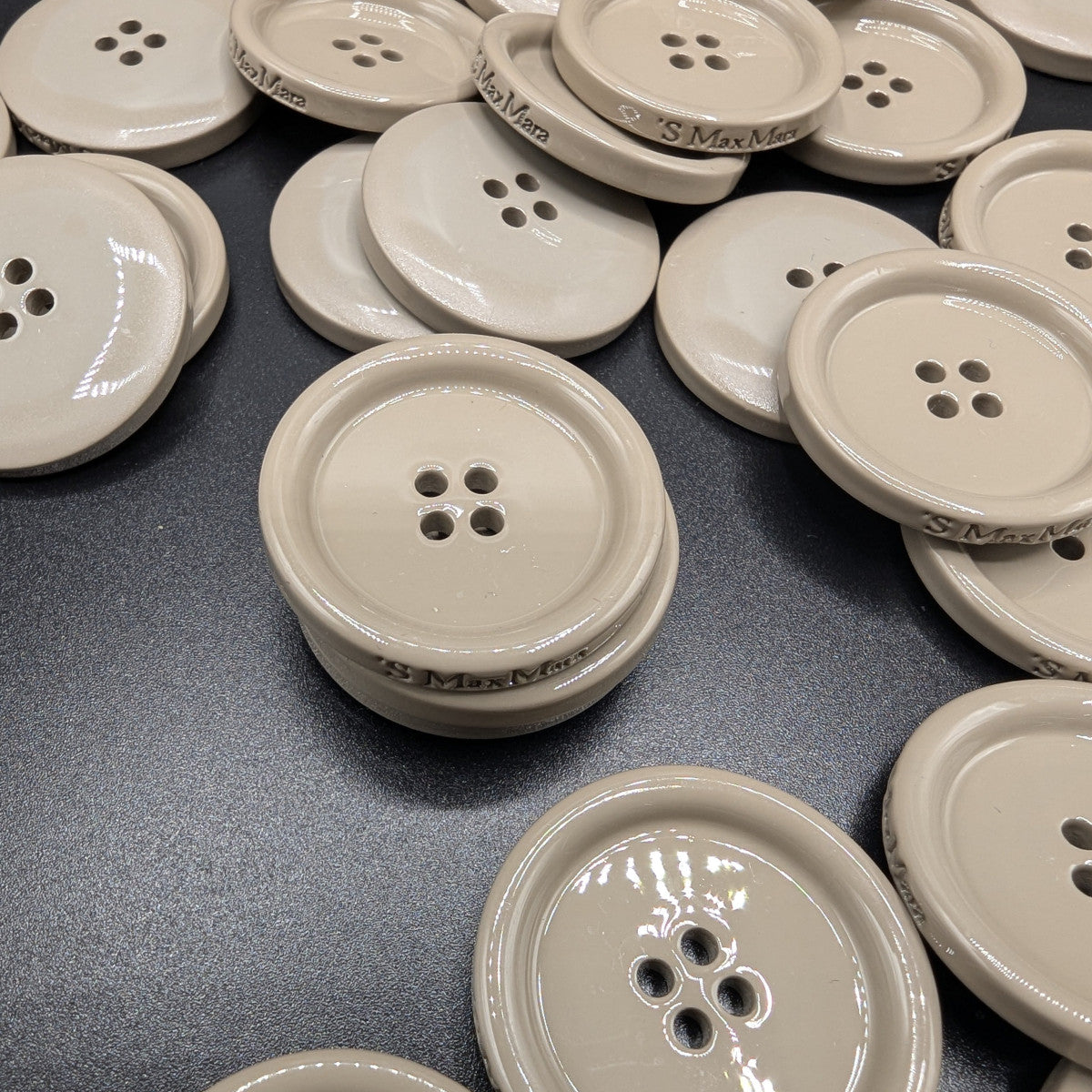 M1X2X001 Knopf Max Mar* 3 cm Durchmesser 4 Loch mit Logo