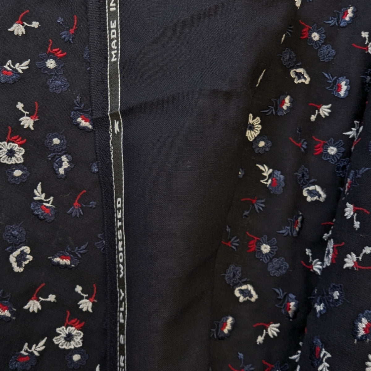 Anzugstoff · Bestickt · Blumen · Blumenmuster · 160 cm · 230 g/m² · Meterware