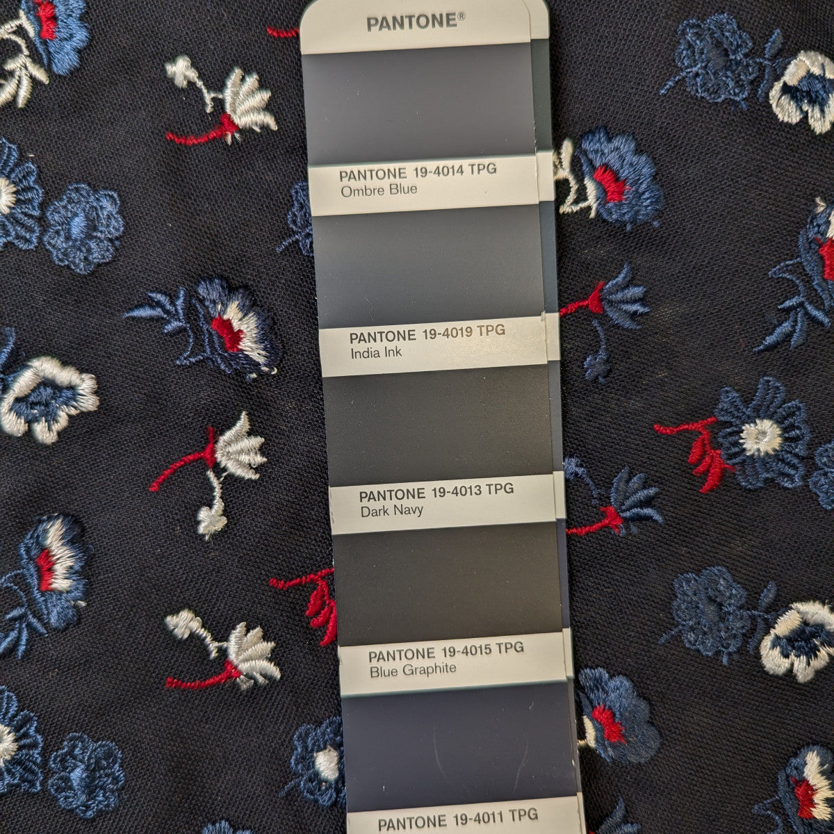 Anzugstoff · Bestickt · Blumen · Blumenmuster · 160 cm · 230 g/m² · Meterware
