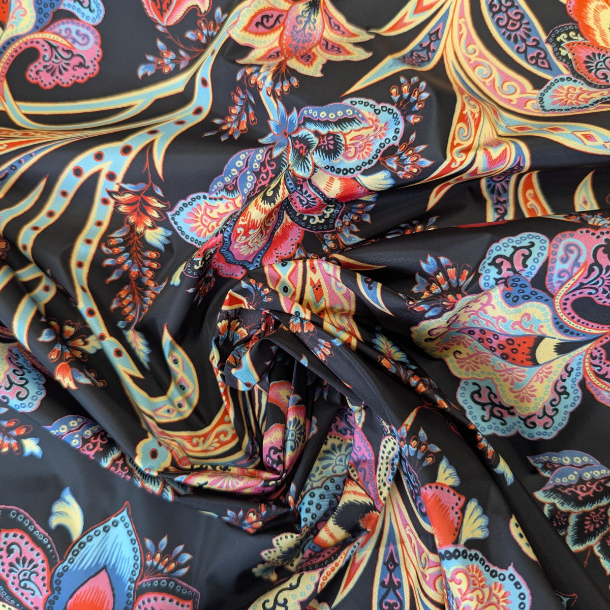 Windbreaker · Polyester · Paisley · Schwarz und bunt · 150×145 cm · 80 g/m² · Einzelstück