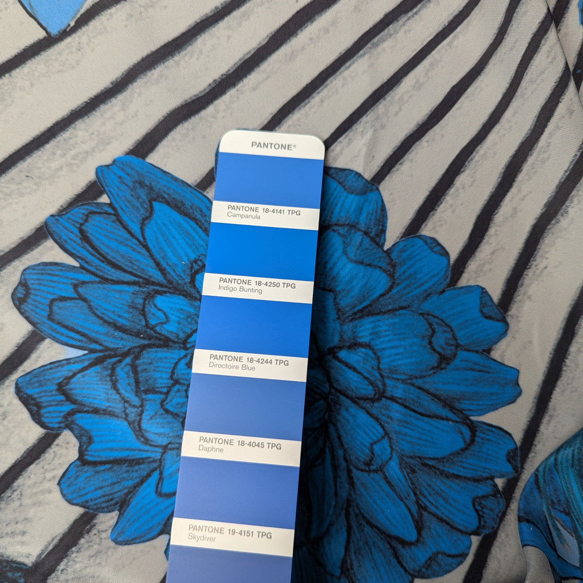Crêpe · Seide · Floral · Farbe: Grau · 140 cm · Meterware