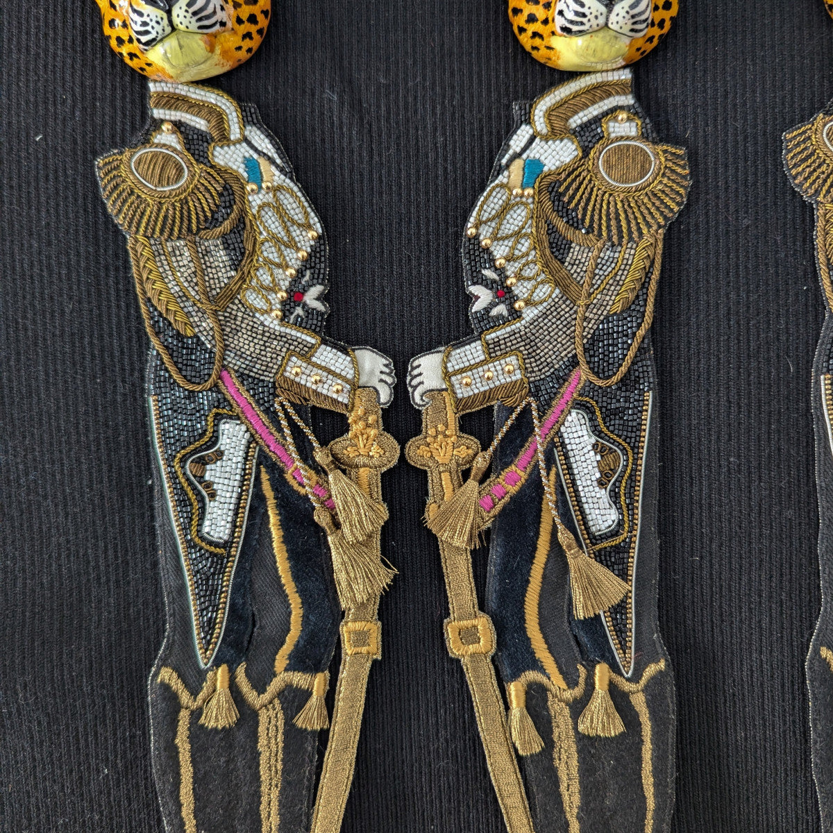 D&G embroidered patch: two black and gold uniform figures with leopard heads, 30cm.
