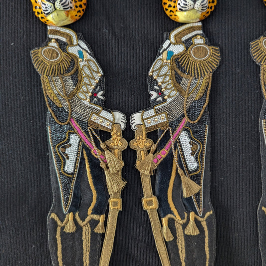 D&G embroidered patch: two black and gold uniform figures with leopard heads, 30cm.