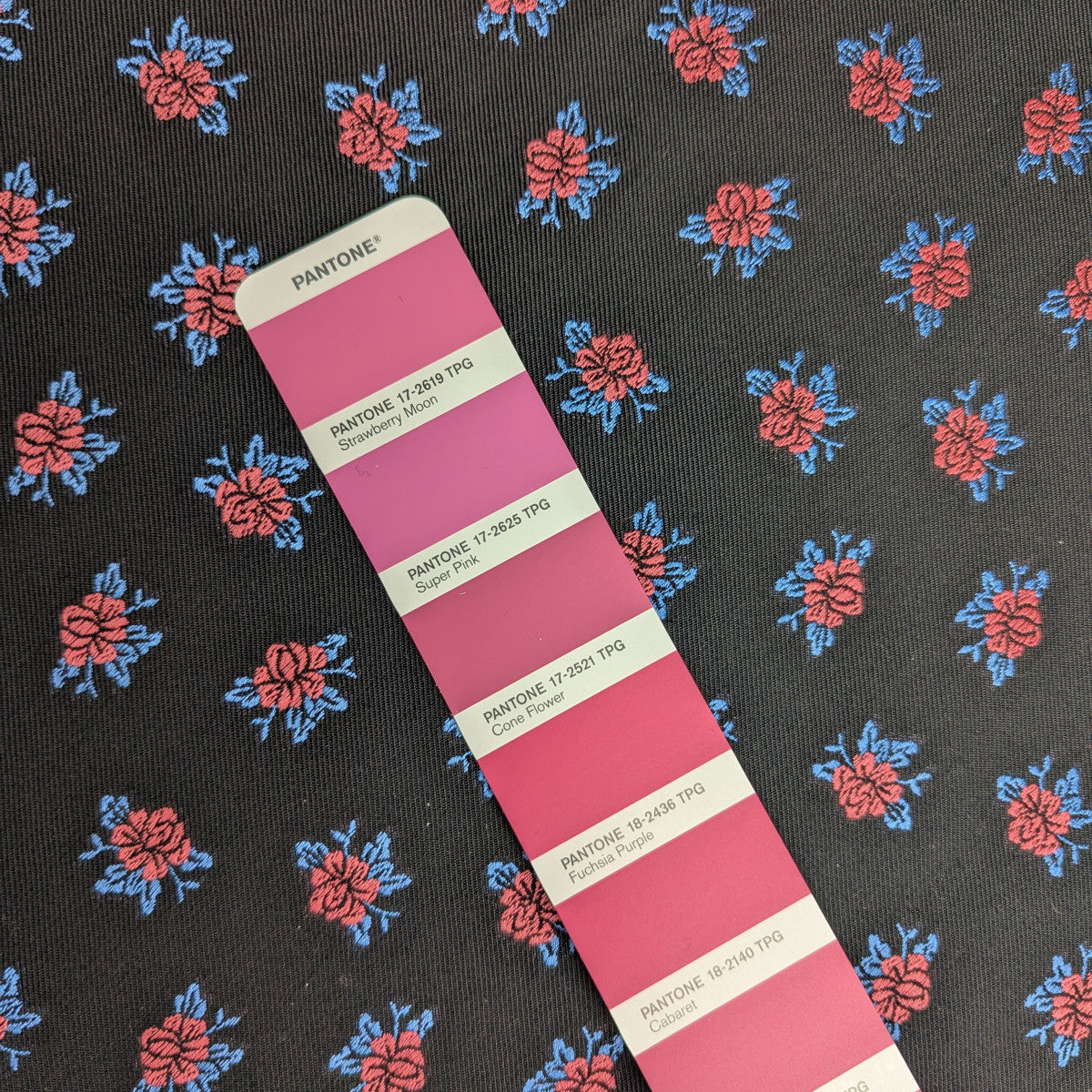 Jackenstoff · Fil Coupé · Baumwolle · Floral · Rot, blau und schwarztöne · 160 cm · 240 g/m² · Meterware