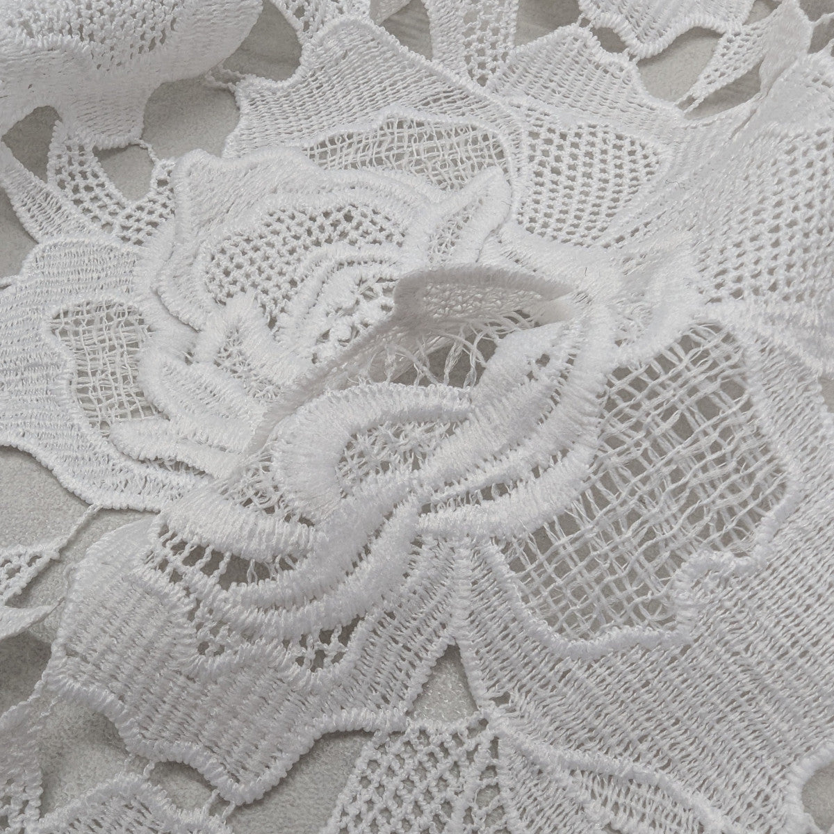 S4X2X002 Einzelstück Schwere Baumwollspitze 3 D Rosen Deadstock V*lentino  leichte B-Ware 130 cm x 140 cm