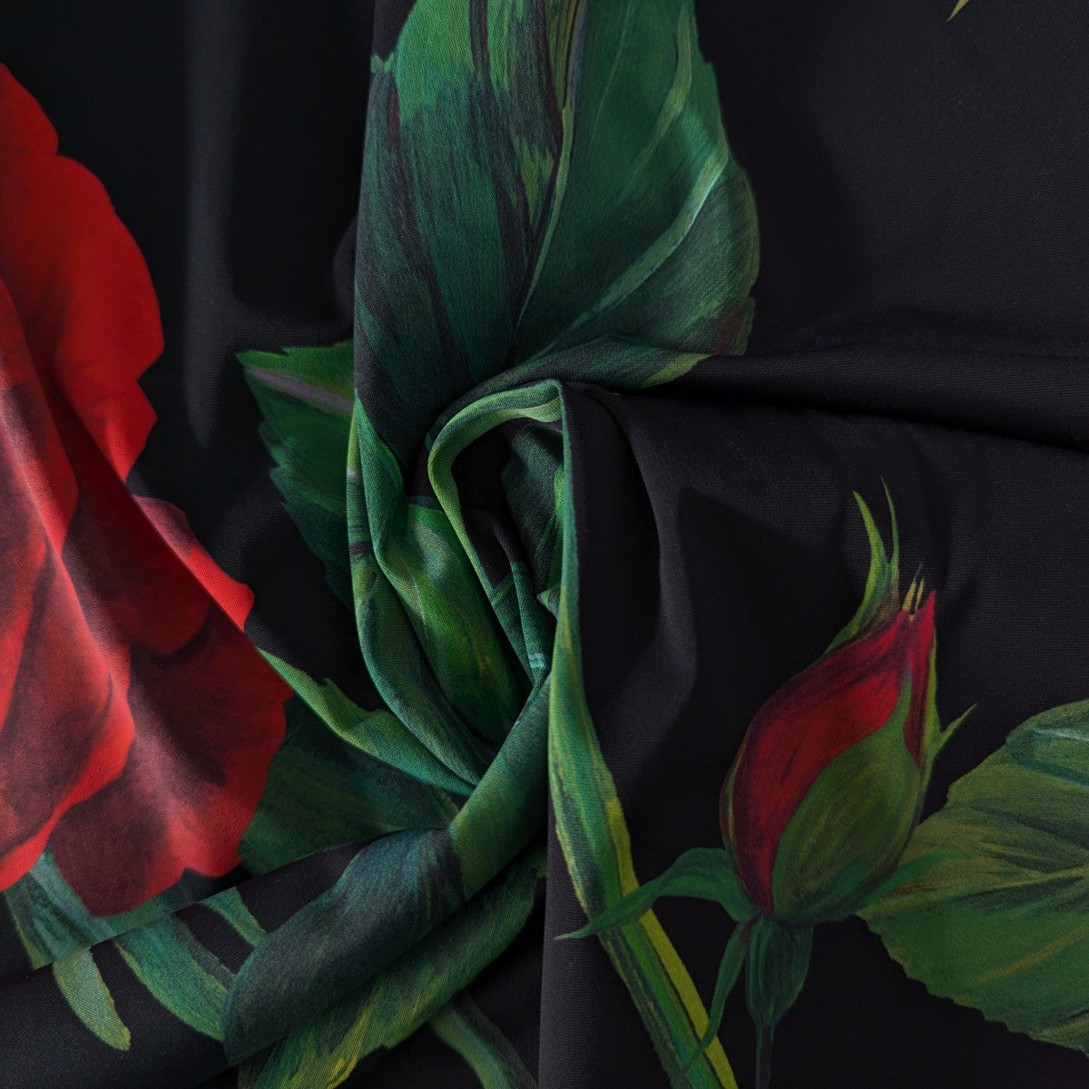 Black Lycra deadstock D&G fabric, 45x45 cm, with vibrant red roses and green leaves.