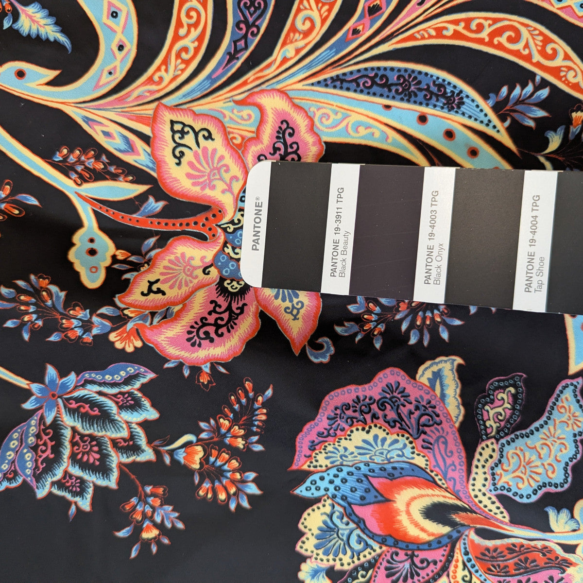 Windbreaker · Polyester · Paisley · Schwarz und bunt · 150×145 cm · 80 g/m² · Einzelstück