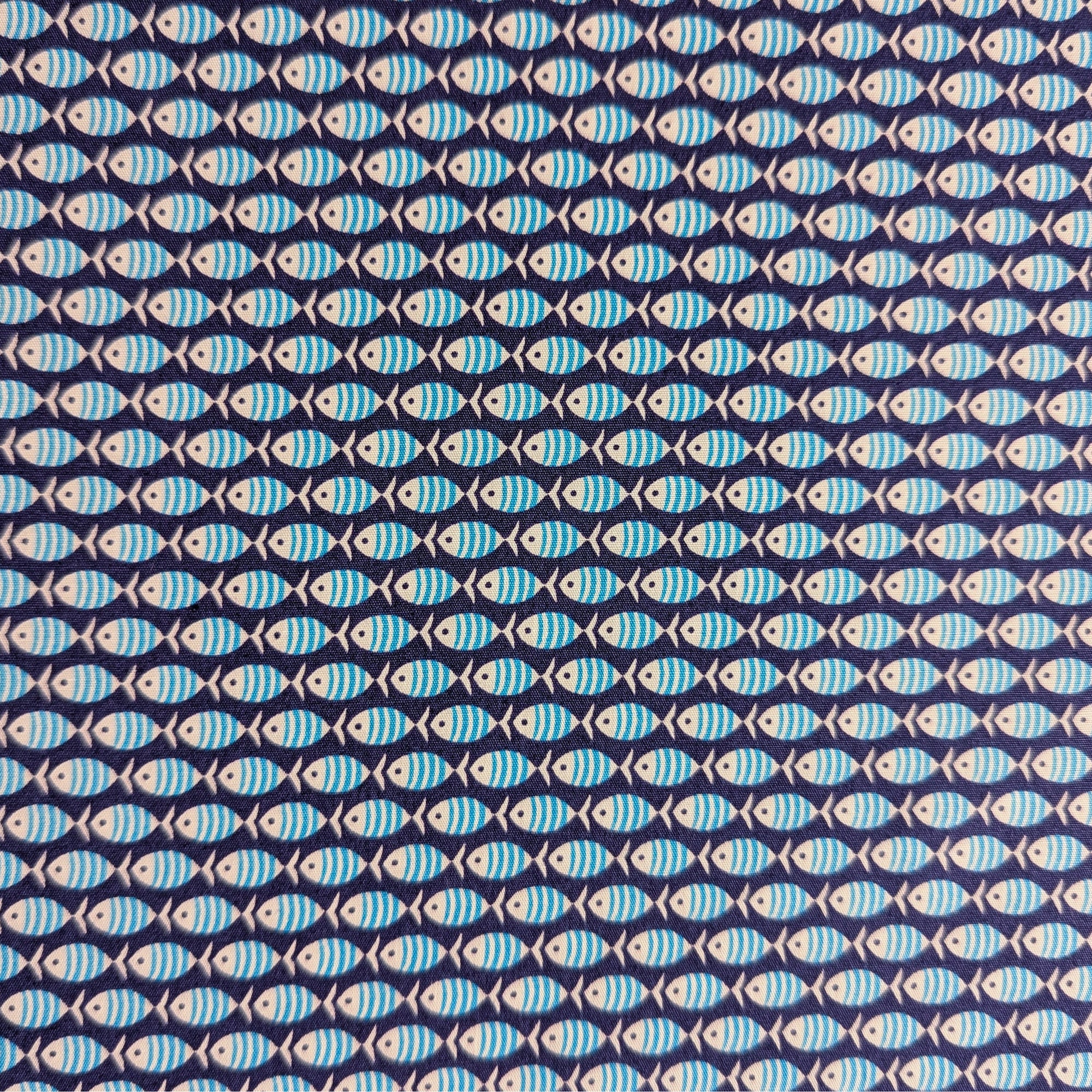 Designerstoff – Deadstock Baumwollpoplin Dunkelblau Fischmotiv | 140 cm | M6X4X09