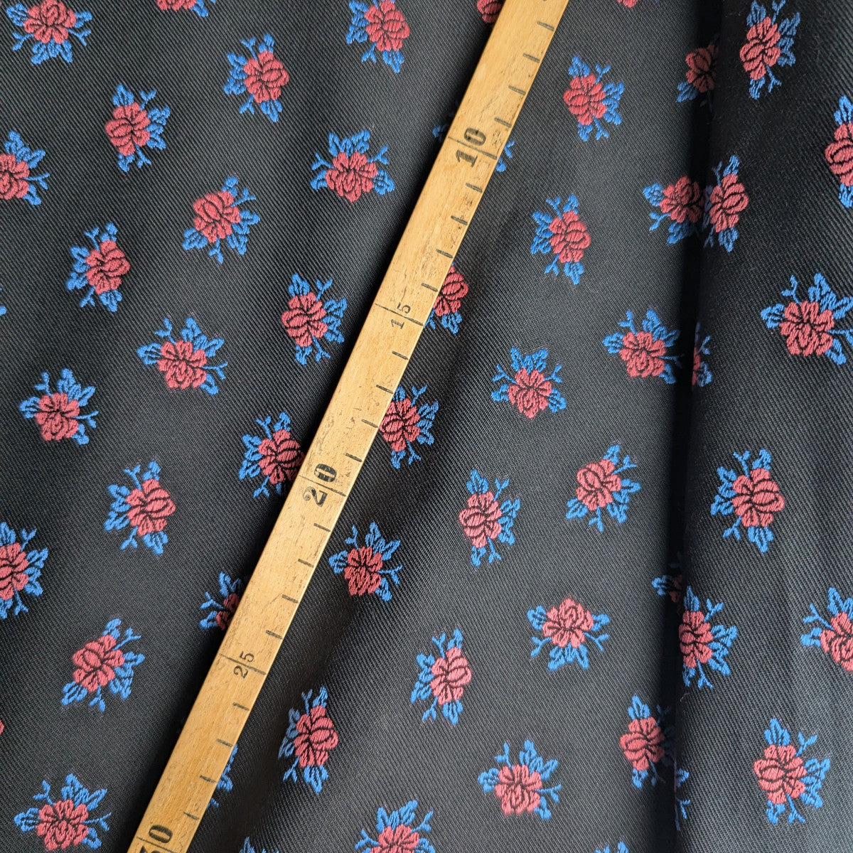 Jackenstoff · Fil Coupé · Baumwolle · Floral · Rot, blau und schwarztöne · 160 cm · 240 g/m² · Meterware