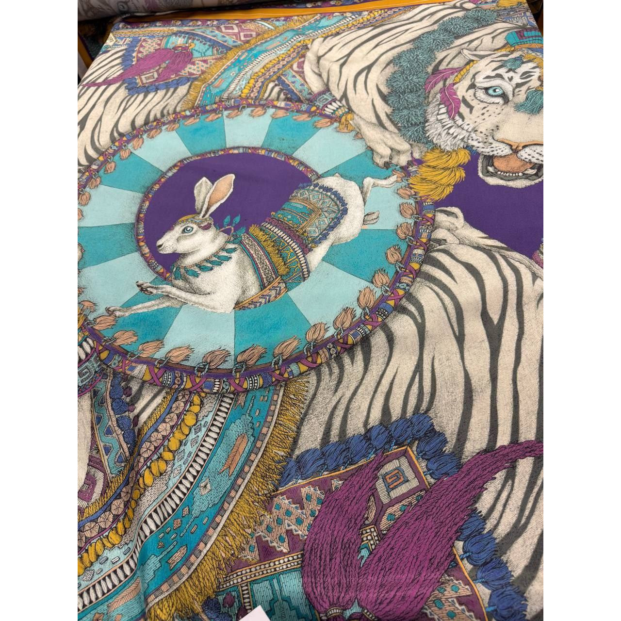 S8X6X030 Sabina Savage Schal Panel Hase Seide 140 cm X 140 cm