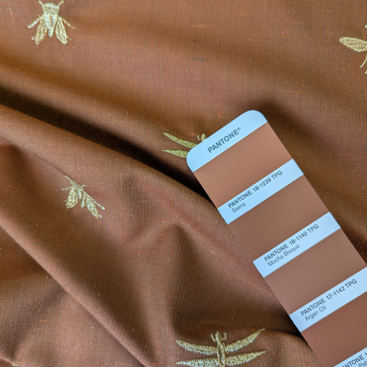 Einzelstück · Bourett · Wolle, Seide · Bestickt · Gold · 130×155 cm · 160 g/m²