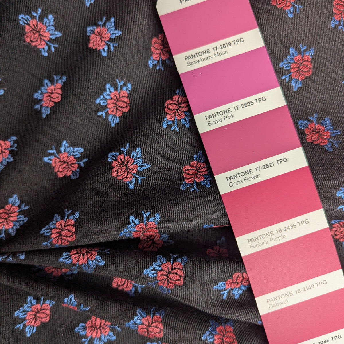 Jackenstoff · Fil Coupé · Baumwolle · Floral · Rot, blau und schwarztöne · 160 cm · 240 g/m² · Meterware