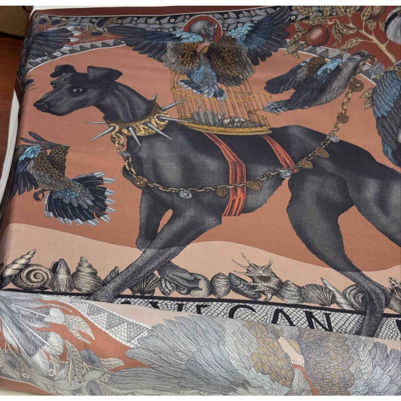 S8X4X019 Sabina Savage Schal Panel Hund Seide 140 cm X 140 cm