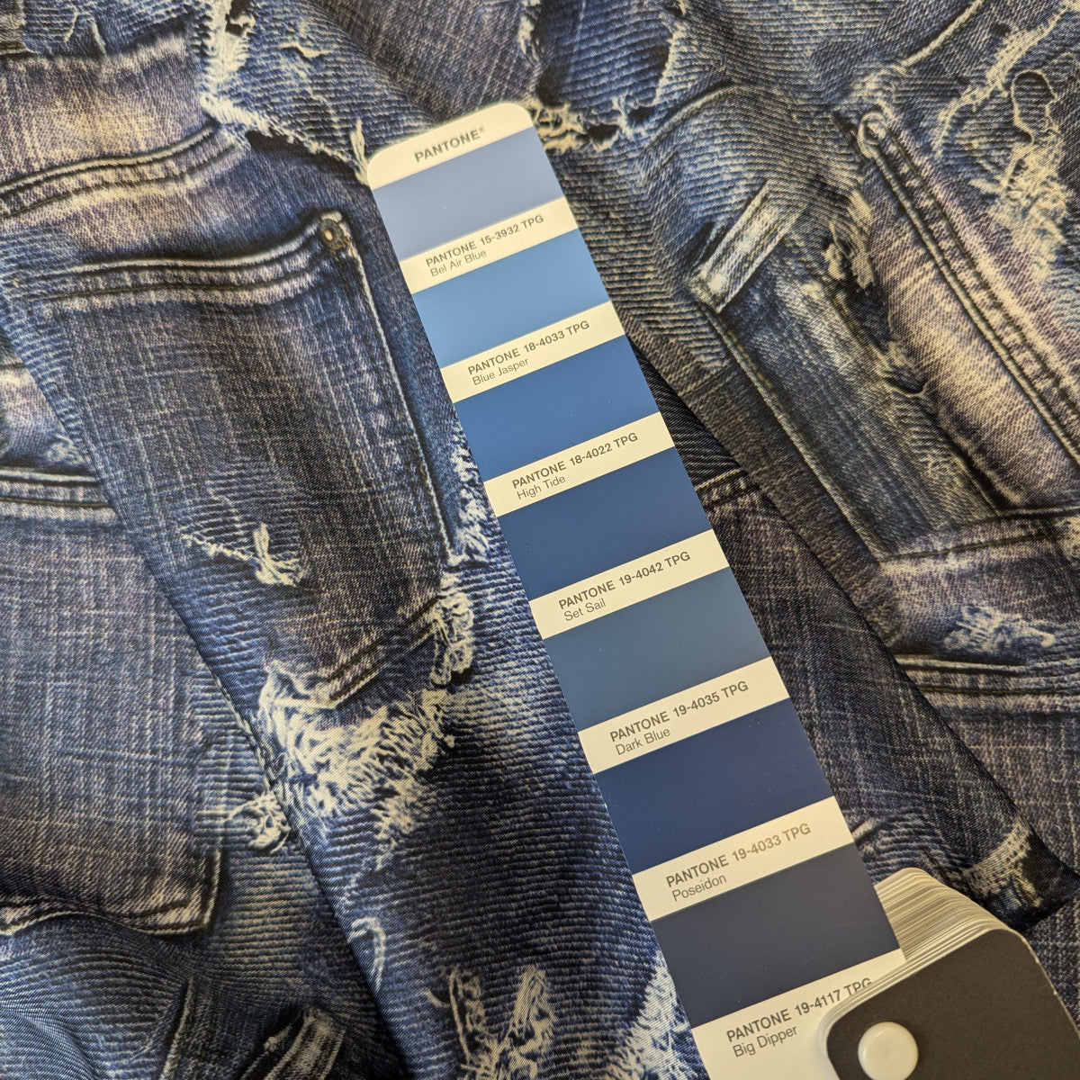 Einzelstück · Chiffon · Seide · Denimmuster · Blautöne · 180×130 cm · 60 g/m²