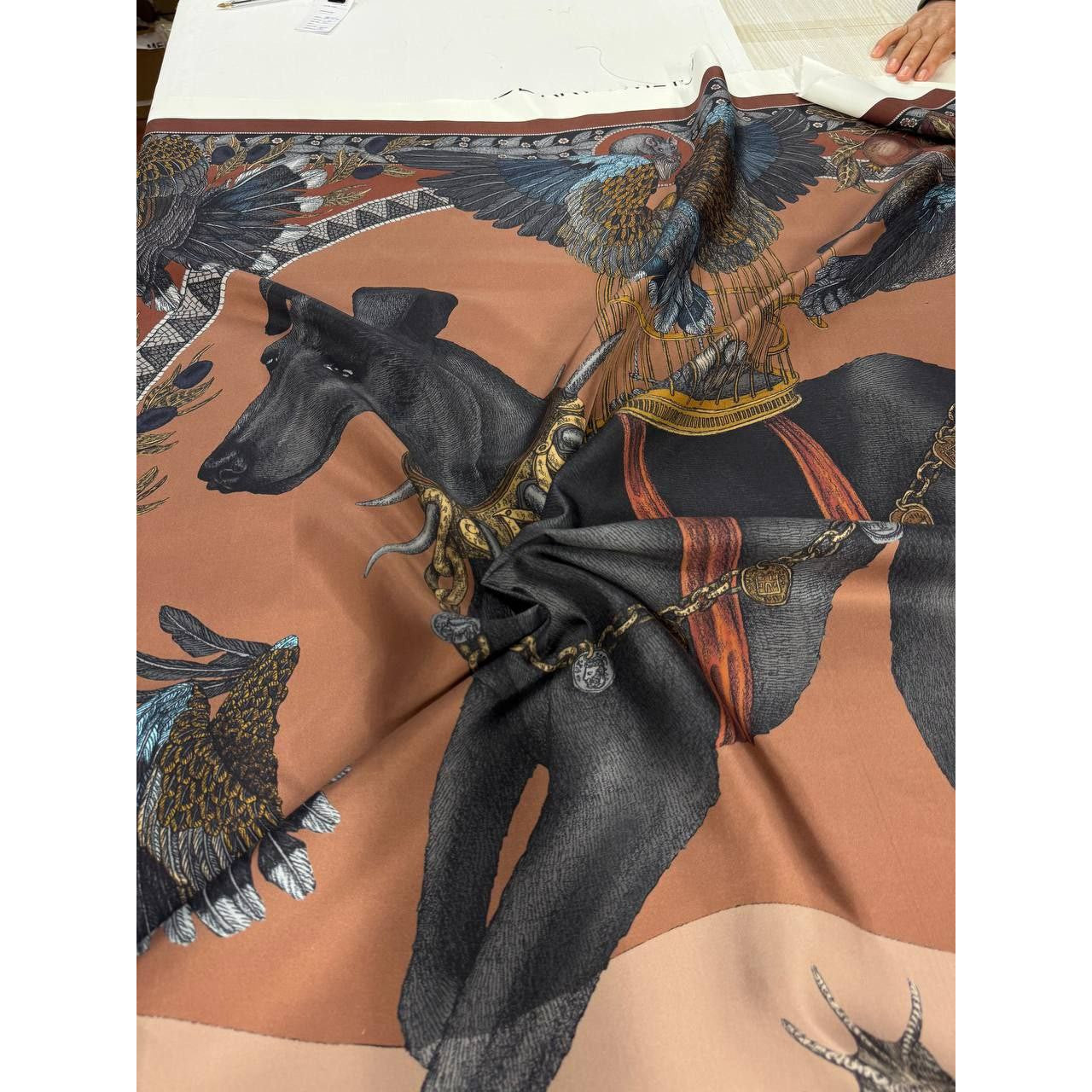 S8X4X019 Sabina Savage Schal Panel Hund Seide 140 cm X 140 cm