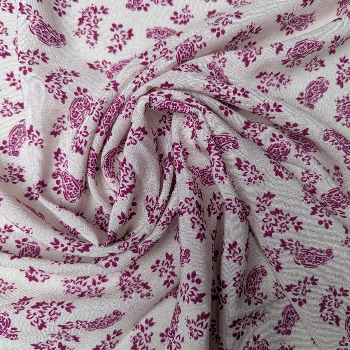 P*nko Designerstoff – Deadstock Viskosewebware Basisfarbe Vanilla Ice Magenta Haze | 140 cm | M2X1X20