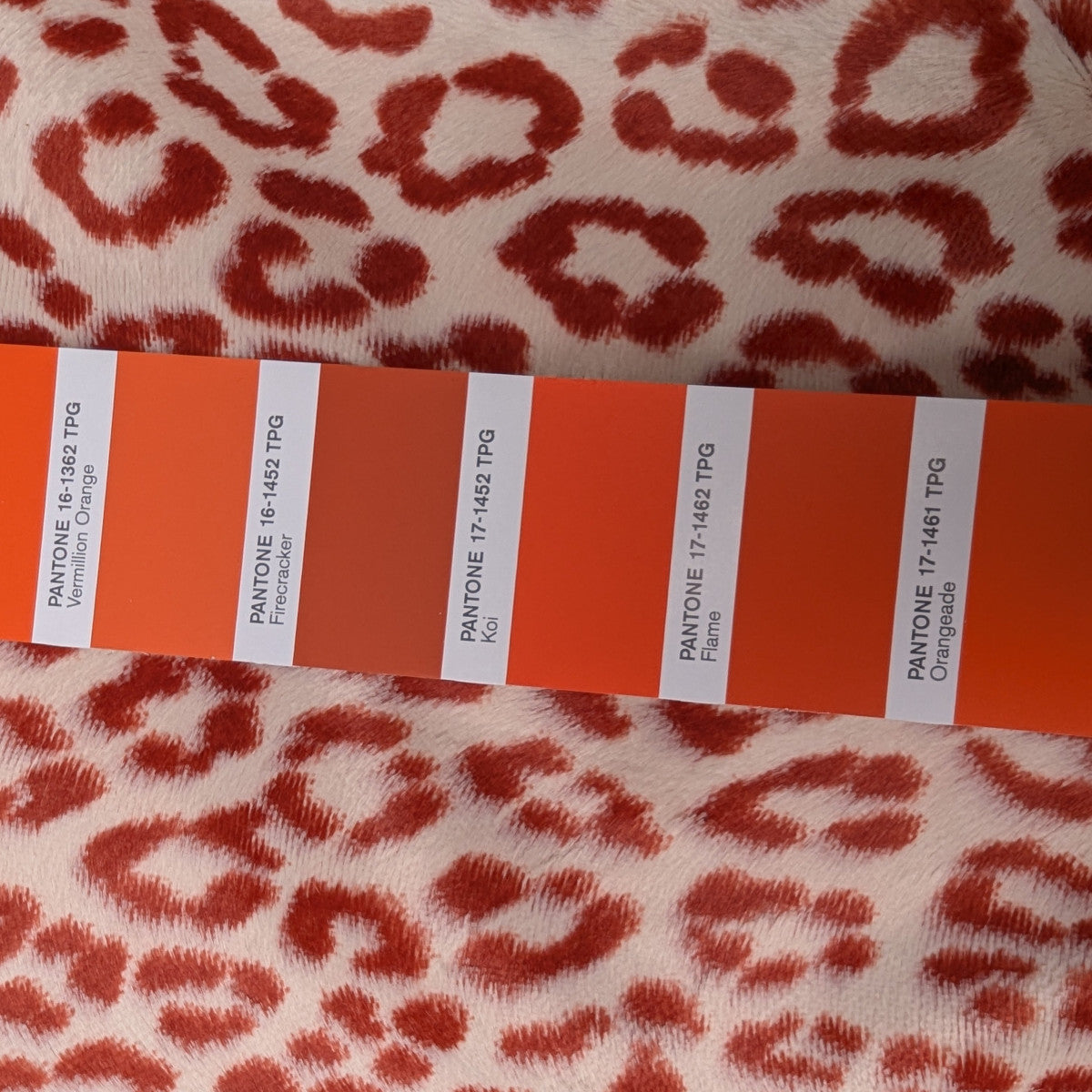 Mantelstoff · Baumwolle/Polyester · Leopardenmuster · Farbe: Naturweiß- und Orangetöne · 130 cm · 280 g/m² · Meterware