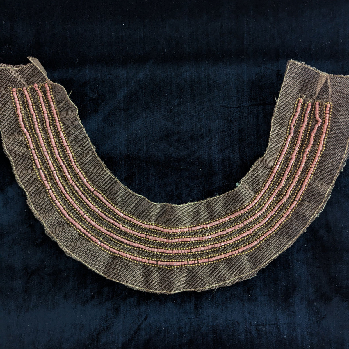 D&G Perlen patch: brown mesh with rows of pink and gold seed beads.