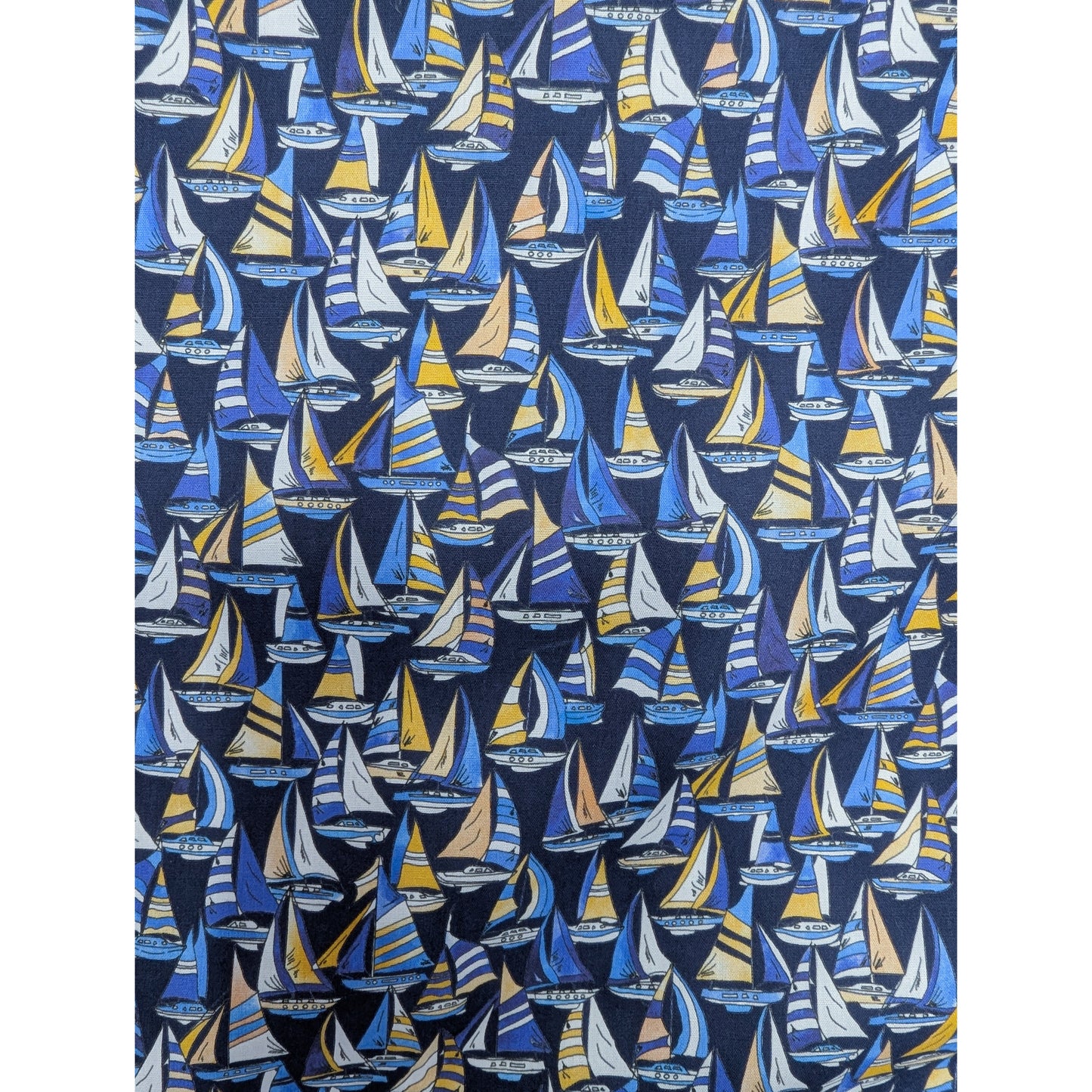 Deadstock Baumwoll Poplin in Dunkelblau mit blau-gelben Segelbooten, 140 cm breit.