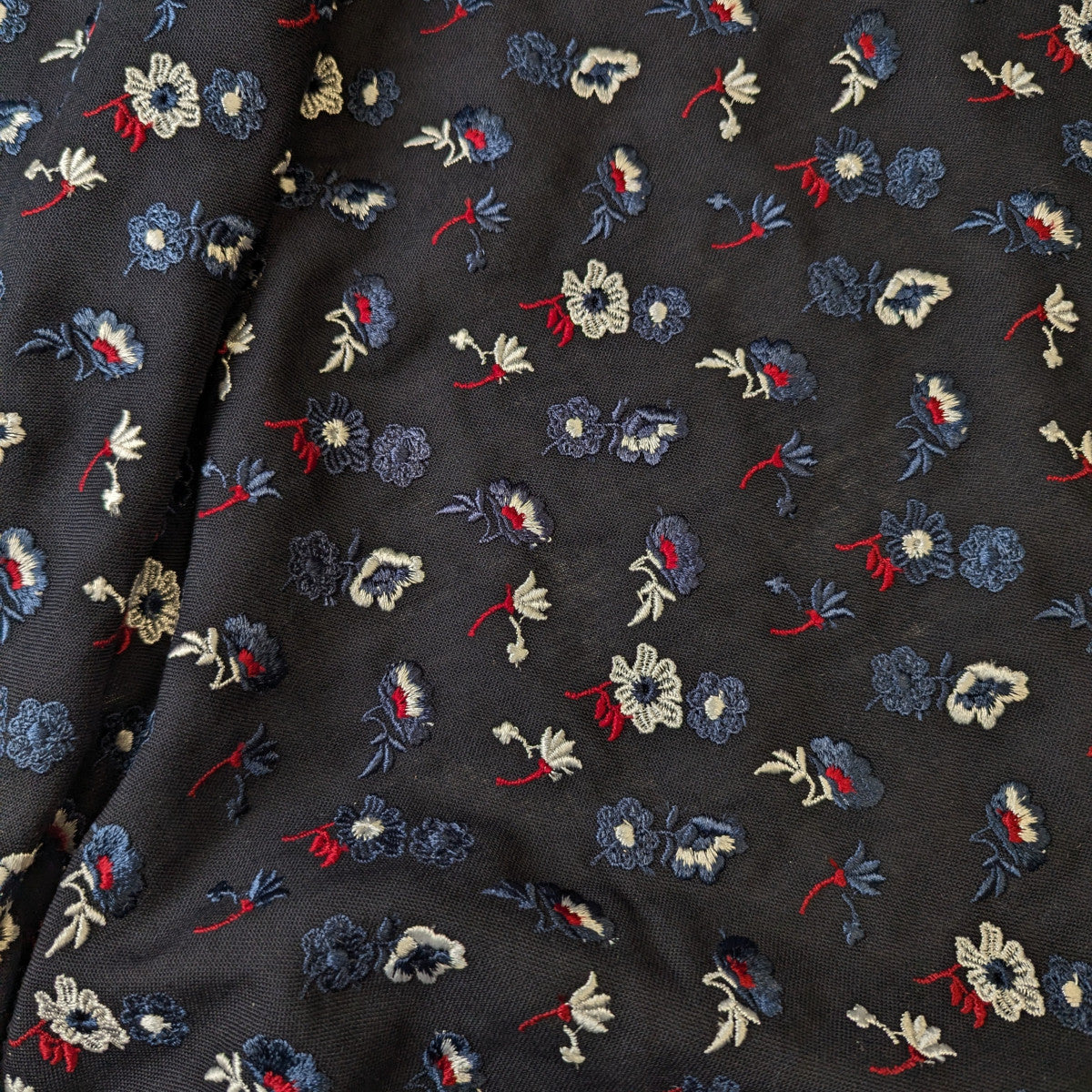 Anzugstoff · Bestickt · Blumen · Blumenmuster · 160 cm · 230 g/m² · Meterware