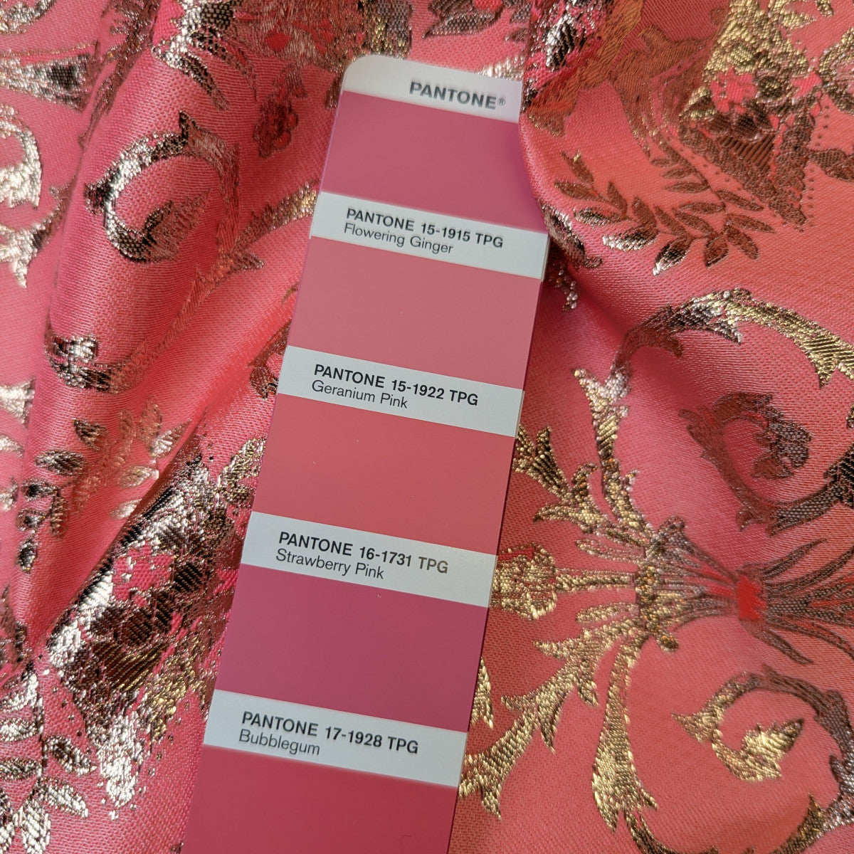 Brokat · Doubleface · Seide, Polyester, Lurex · Ornament · Pink und Silbertöne · 150 cm · 130 g/m² · Meterware
