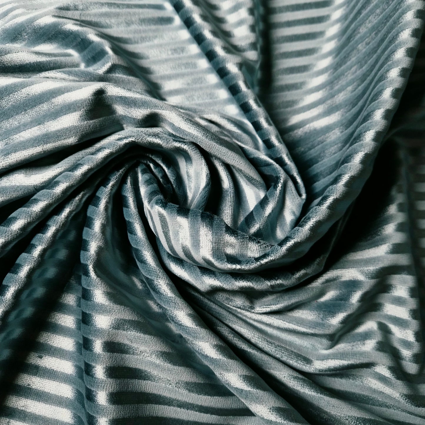 Samt · Baumwolle 64%, Viskose 36% · Gestreift · Pantone Canal Blue · 145 cm · 450 g/m² · Meterware