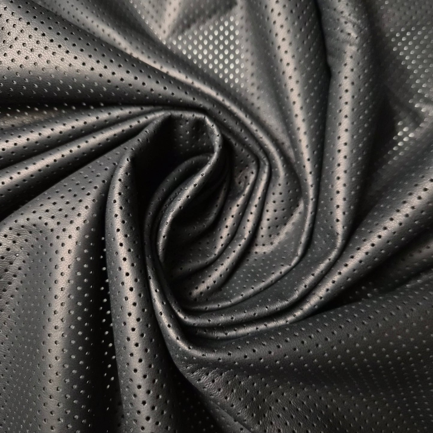 Einzelstück · Ziegenvelours · Lasergeschnittenes Lochmuster · Leder · Geometrisch · Pantone Caviar · DIN A2