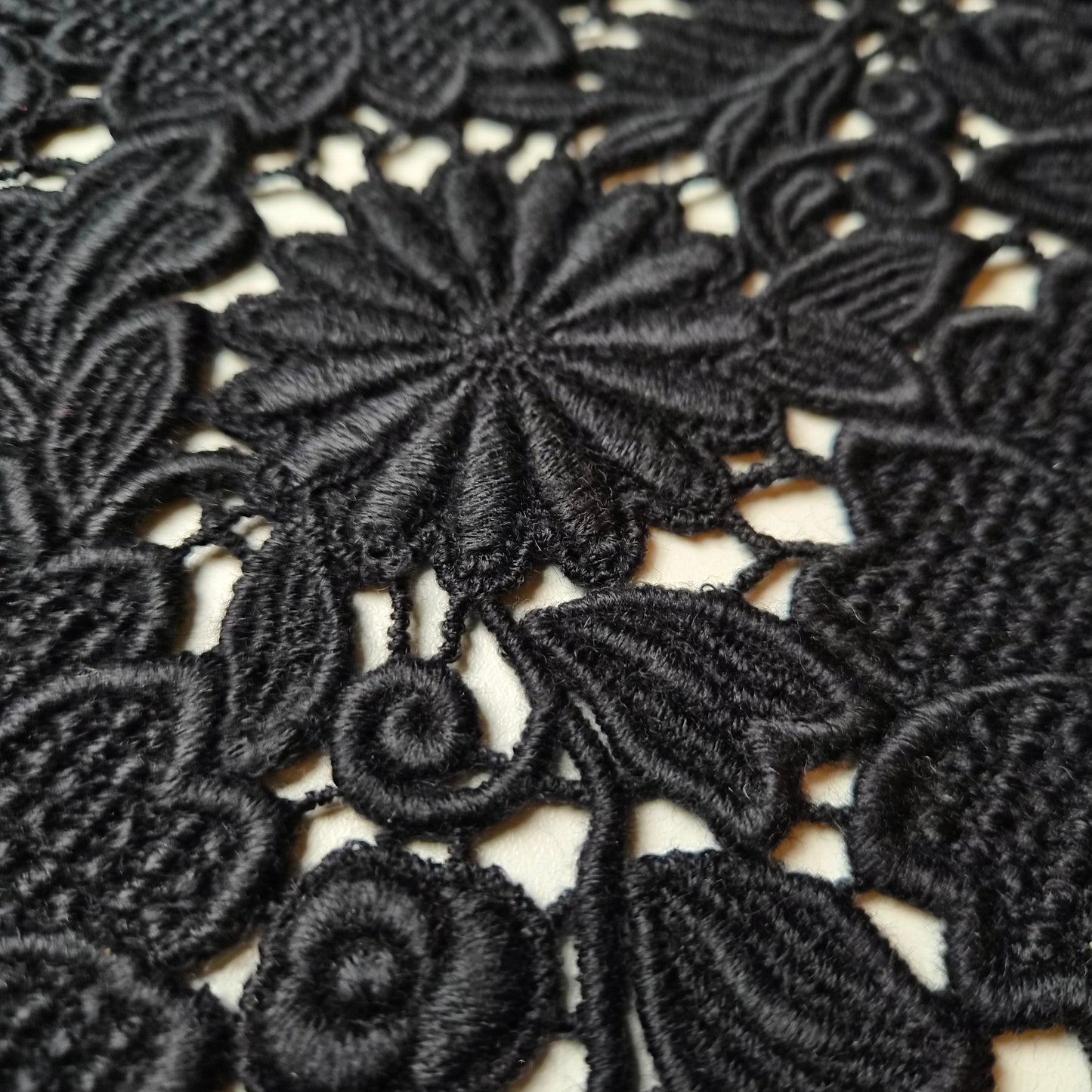 Einzelstück · Spitze · Schwere Qualität · Wolle · Floral · Pantone Stretch Limo · 200×125 cm · 540 g/m²