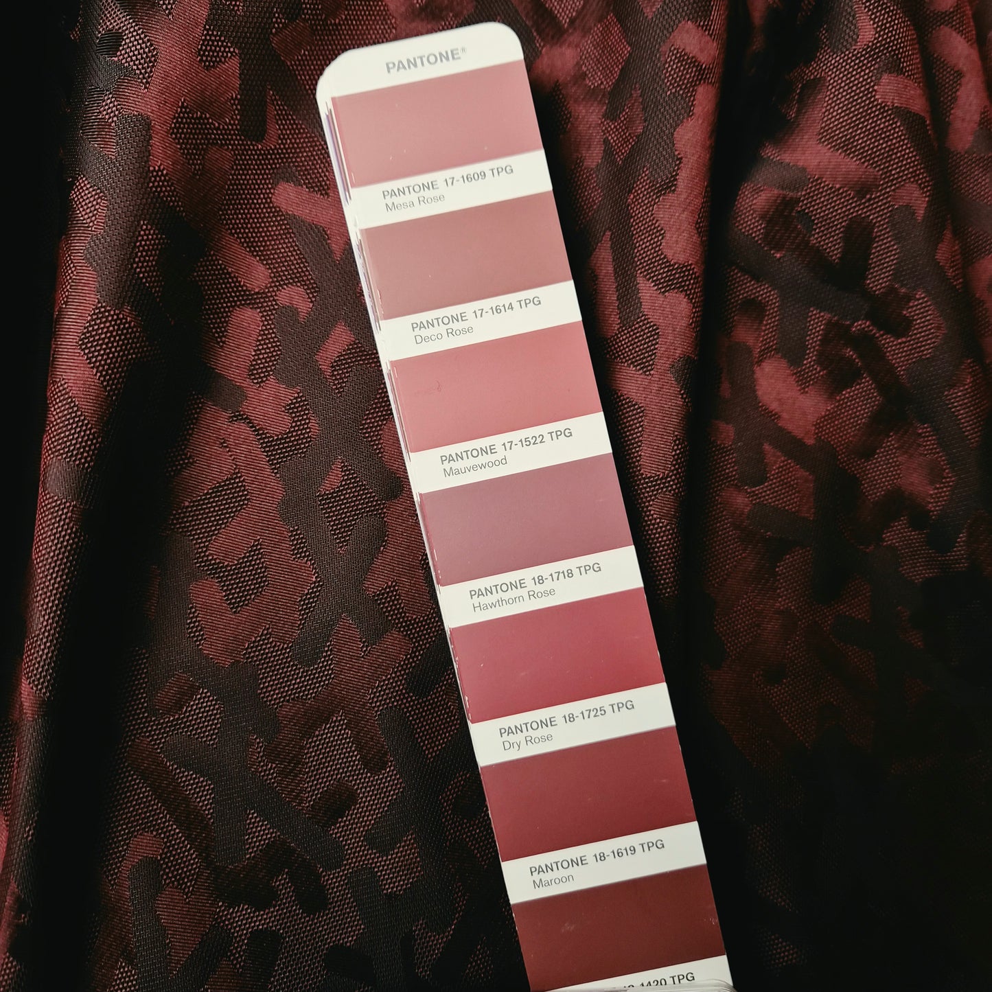 Jacquard · Polyester · Abstrakt · Pantone Dry Rose · 145 cm · 140 g/m² · Meterware