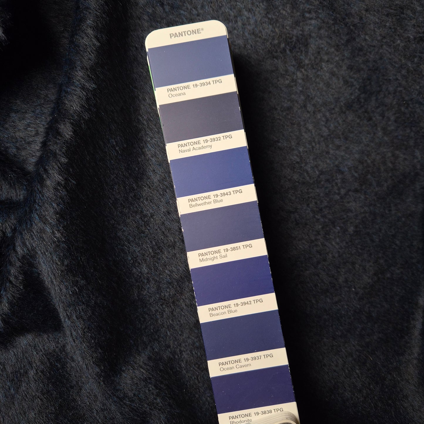 Einzelstück · Mantelstoff · Fuzzy · Wolle, Mohair, Polyester · Pantone Naval Academy · 245×155 cm