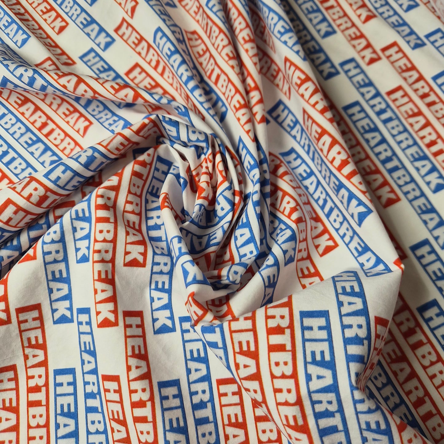 Poplin · Baumwolle · Schriftzug · Farbe: Weiß-, Blau- und Rottöne · 145 cm · 110g/m2 Meterware
