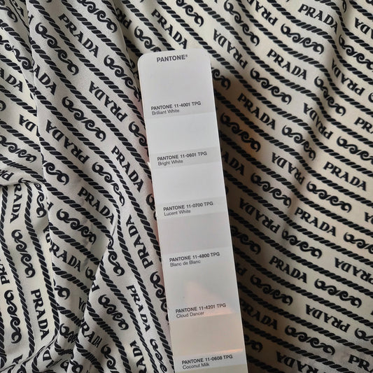 Meterware · Seide · Logo · Pantone Blanc de Blanc · 140 cm · 60 g/m²