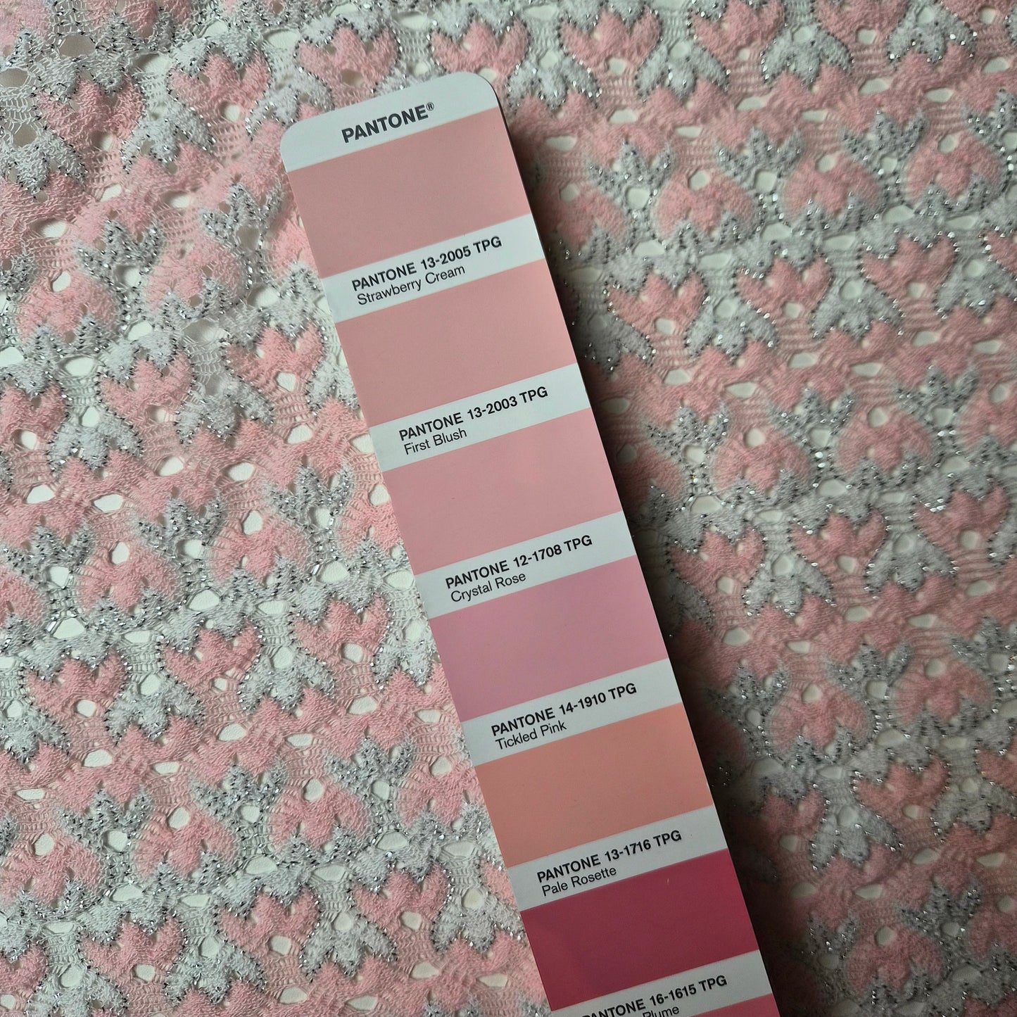 Meterware · Strickstoff, Baumwolle, Lurex, Viskose, Wolle, Pantone Strawberry Cream – Lucent White · 140 cm