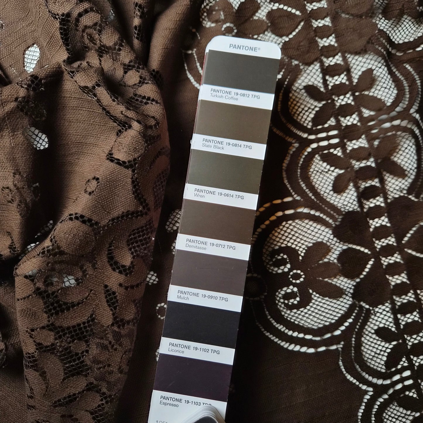 Jacquard, Pantone Demitasse, Spitze · 180×140 cm