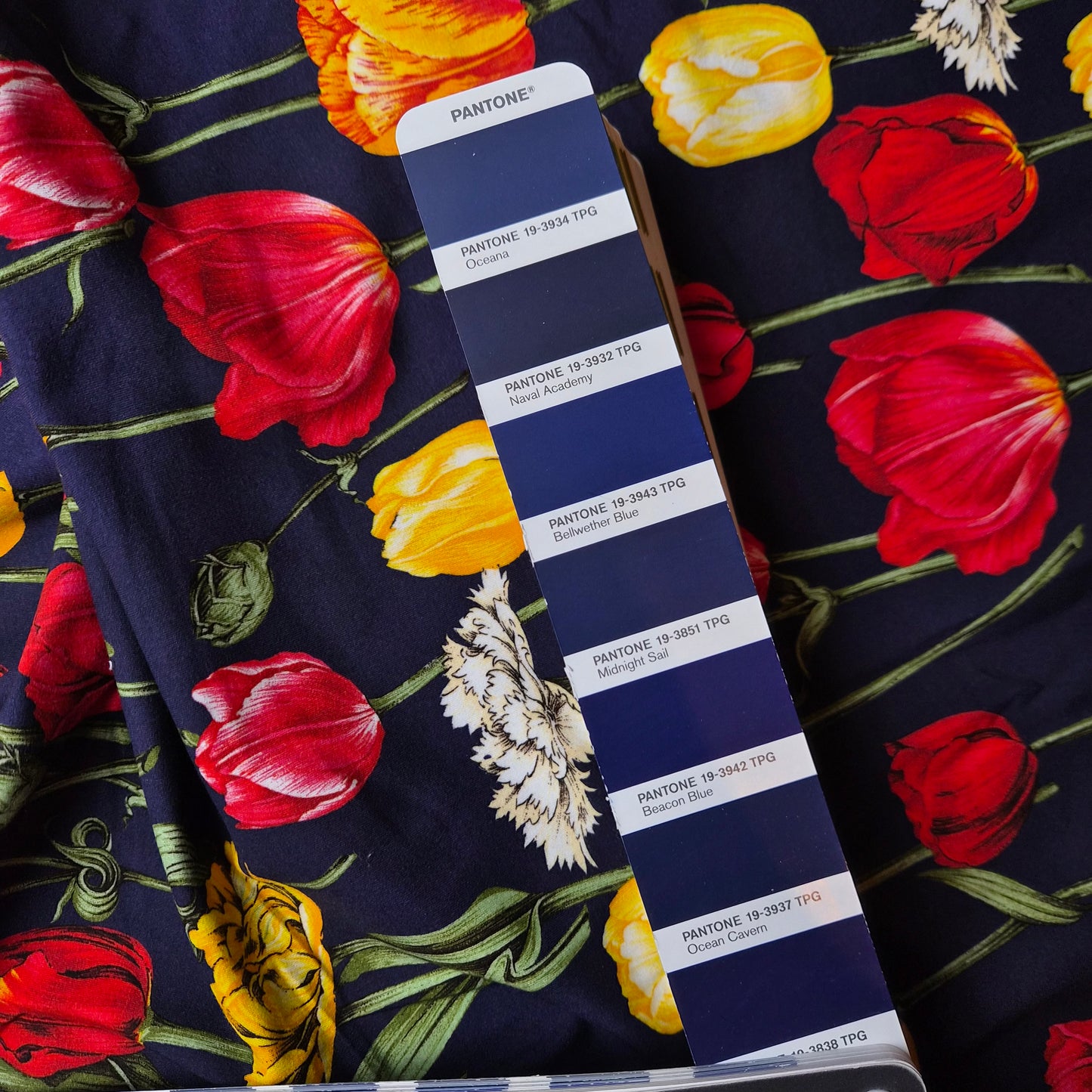 Meterware · Jersey · Baumwolle · Floral · Pantone Naval Academy · 140 cm · 220 g/m²