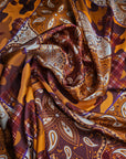 Etr* Designerstoff – Deadstock Seidensatin in Basisfarbe Pantone Blazing Orange Paisley | 140 cm | M8X5X10