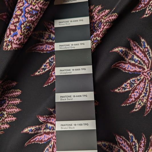 Seide, Pantone Black Sand · 220×130 cm