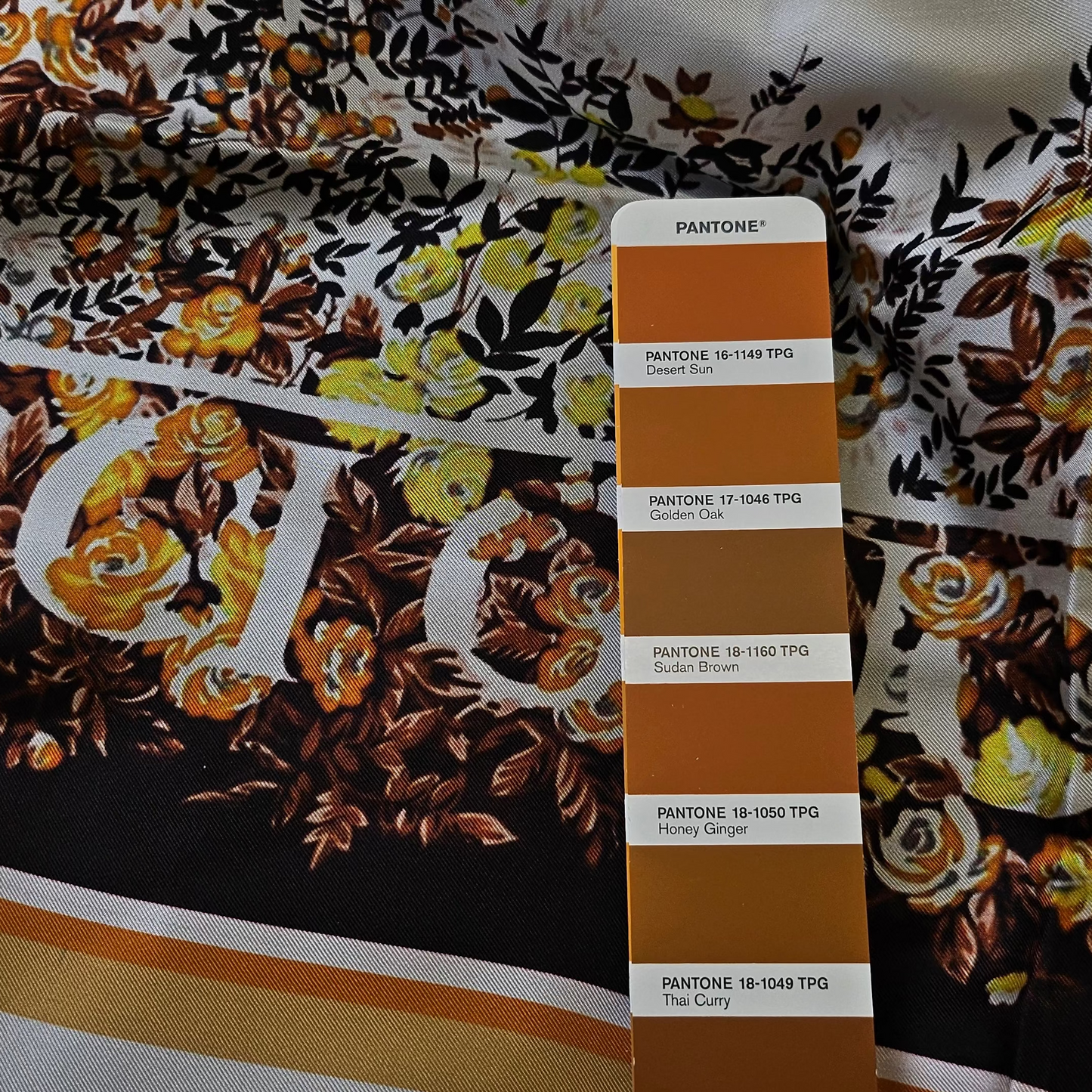 Schalpanel · Twill · Ungesäumt, B-Ware · Seide · Logo · Brauntöne · 90 cm × 90 cm