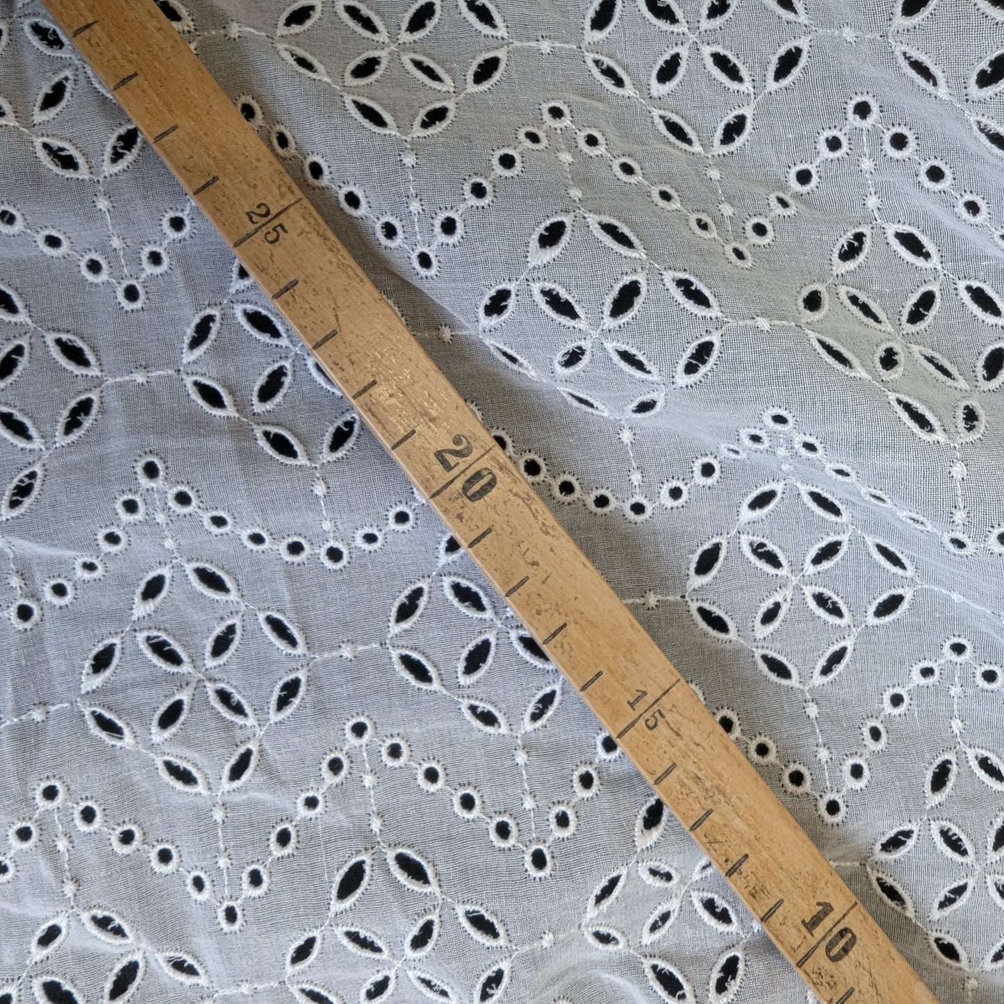 Sangallo · Bestickt · Baumwolle · Floral · Pantone Brilliant White · 120 cm · Meterware 130g/m2